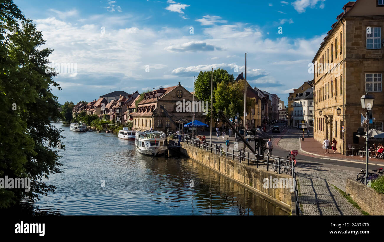 Bamberg 2019. Vue sur le quartier de la Petite Venise. Nous sommes à un endroit chaud et ensoleillé après-midi d'été et les touristes profiter de la vue de la rivière Regnitz Banque D'Images