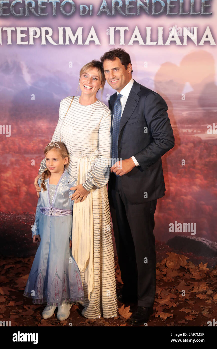Rome, Italie - 12 novembre 2019 : Serena Autieri et sa famille participent dans le tapis rouge à l'aperçu du film "gelé 2 - Le secret d'Arendelle', à l'espace Cinema Moderno. Banque D'Images