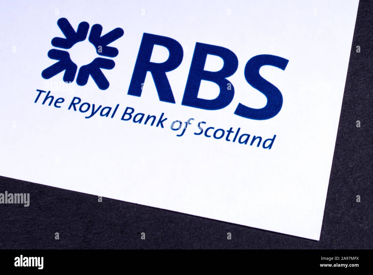 Londres, Royaume-Uni - 12 mars 2019 : Le logo de la Royal Bank of Scotland, qui est représenté sur le coin d'une brochure d'information. Banque D'Images