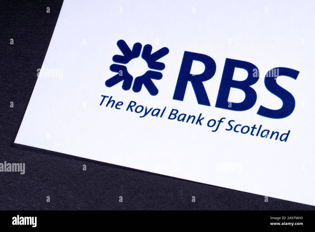 Londres, Royaume-Uni - 12 mars 2019 : Le logo de la Royal Bank of Scotland, qui est représenté sur le coin d'une brochure d'information. Banque D'Images