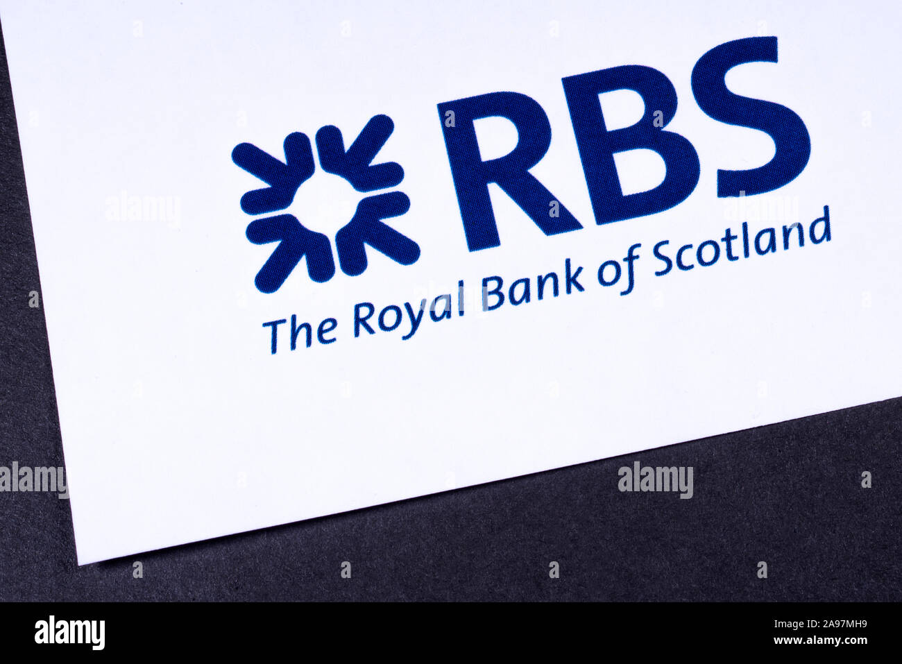 Londres, Royaume-Uni - 12 mars 2019 : Le logo de la Royal Bank of Scotland, qui est représenté sur le coin d'une brochure d'information. Banque D'Images