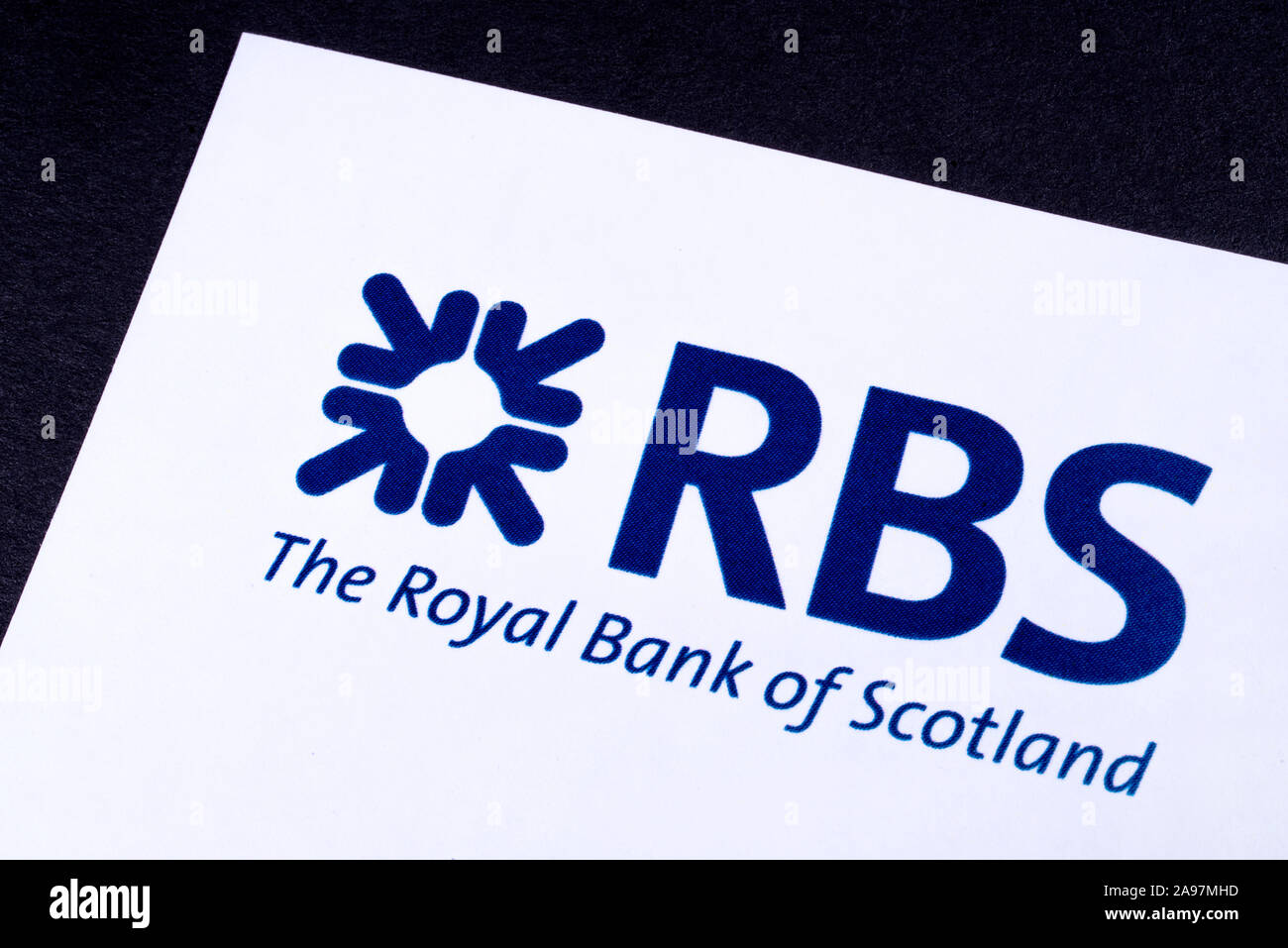 Londres, Royaume-Uni - 12 mars 2019 : Le logo de la Royal Bank of Scotland, qui est représenté sur le coin d'une brochure d'information. Banque D'Images