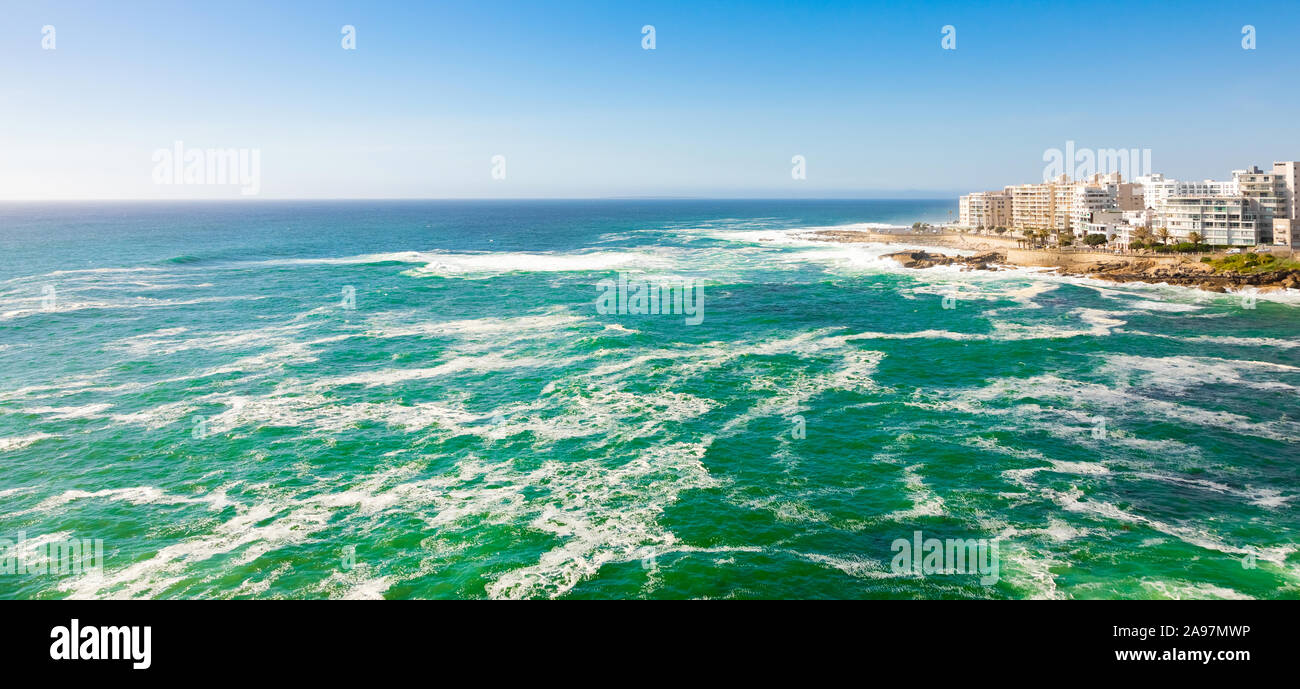 Vue grand angle de la baie de Bantry et appartements à Cape Town Afrique du Sud Banque D'Images