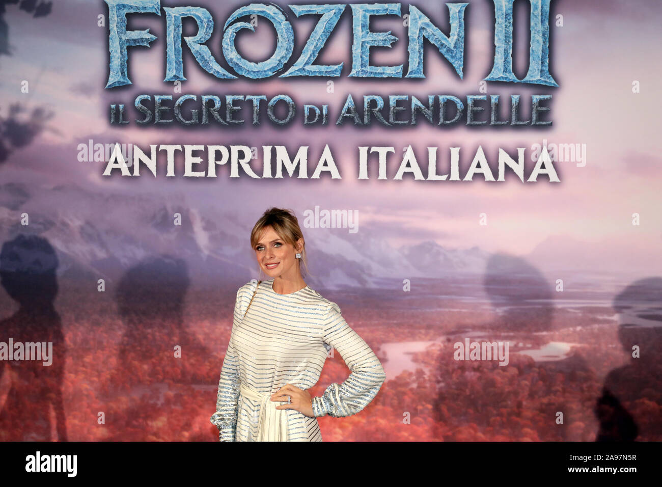 Rome, Italie - 12 novembre 2019 : Serena Autieri prend part dans le tapis rouge de l'aperçu le film 'Frozen 2 - Le secret d'Arendelle', à l'espace Cinema Moderno. Banque D'Images