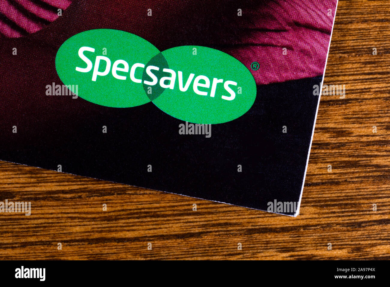 Londres, UK - 7 mars 2019 : Le logo de l'entreprise de la photo sur un Specsavers, notice. Groupe optique Specsavers Ltd est une chaîne de magasins d'optique britannique. Banque D'Images