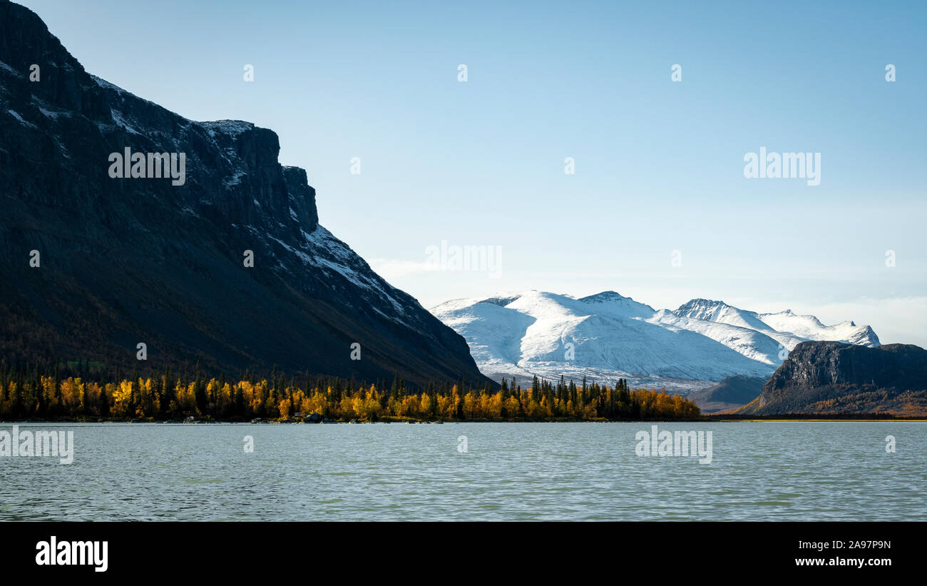 Belle vue panoramique de paysage arctique en Suède randonnées la Kungsleden en automne Banque D'Images