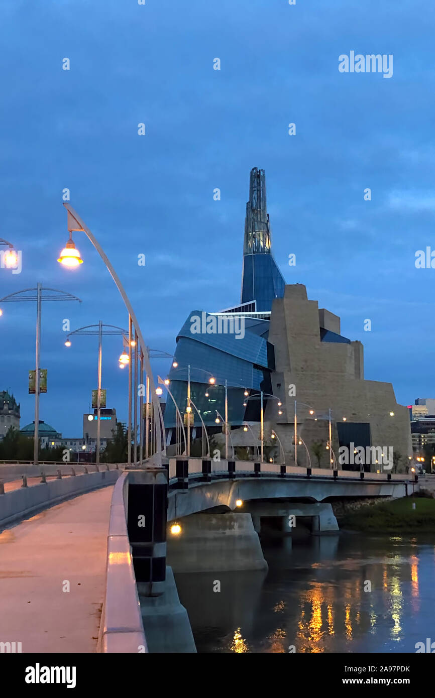 Le pont et le musée des droits de l'homme dans la nuit, Winnipeg Banque D'Images
