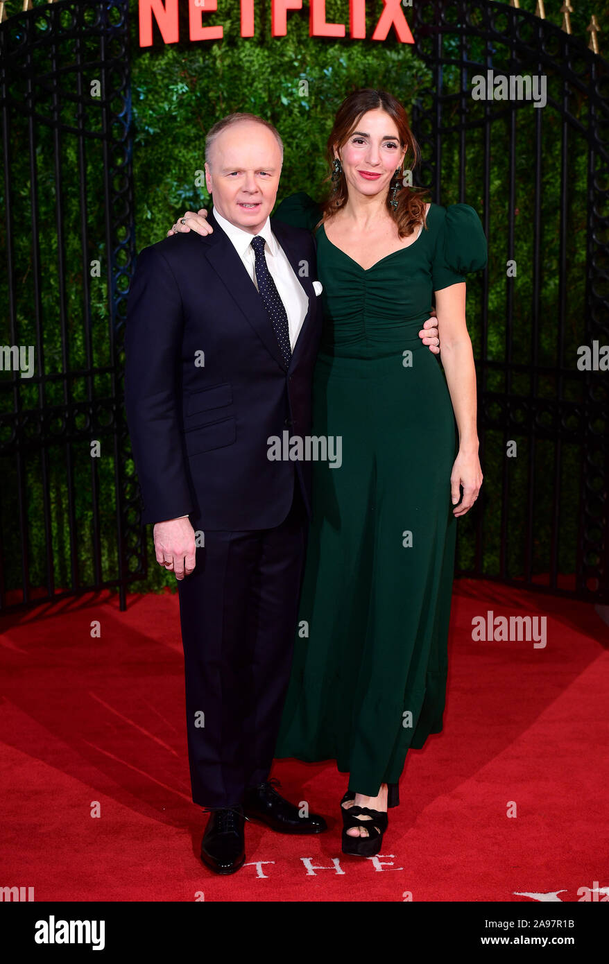 Jason Watkins (à gauche) et Clara Francis arrivant pour la saison de la Couronne Trois Premiere tenue au Curzon Mayfair, Londres. Banque D'Images