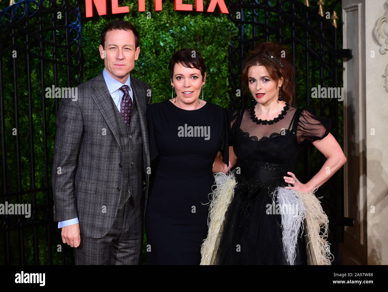 Tobias Menzies, Olivia Colman et Helena Bonham Carter qui arrivent pour la saison de la Couronne Trois Premiere tenue au Curzon Mayfair, Londres. Banque D'Images