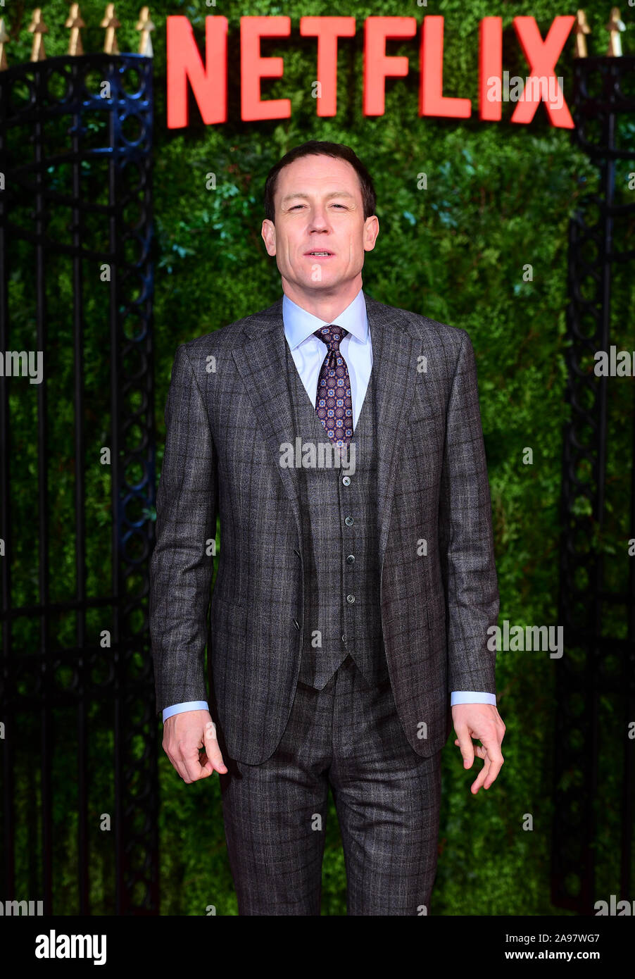 Tobias Menzies arrivant pour la saison de la Couronne Trois Premiere tenue au Curzon Mayfair, Londres. Banque D'Images