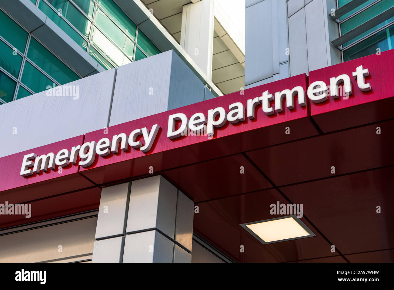 Un signe au-dessus de l'entrée au service d'urgence à l'hôpital. Banque D'Images