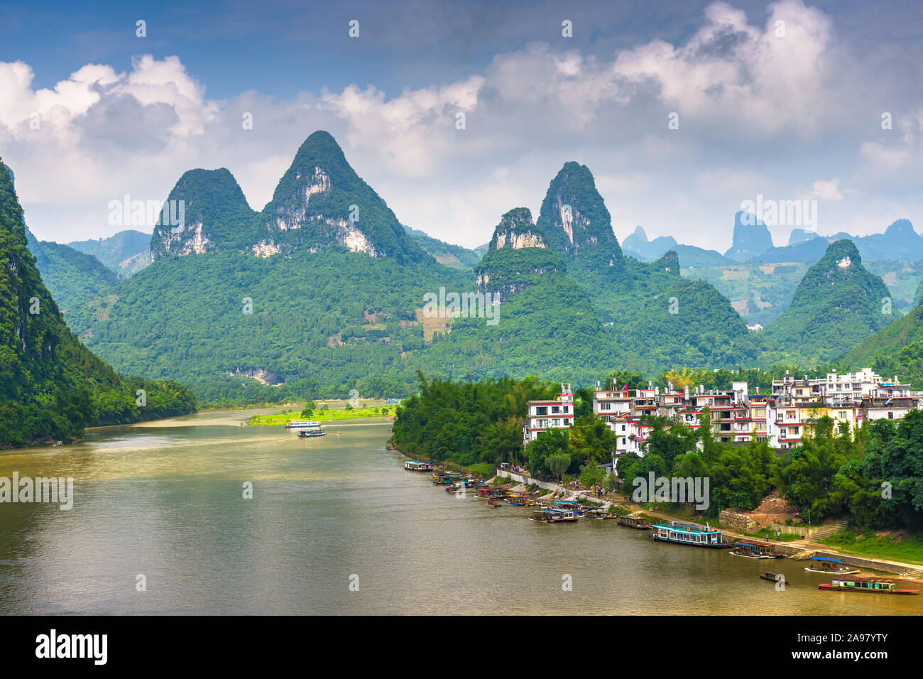 Paysage de montagnes karstiques sur la rivière Li dans les régions rurales de Guilin, Guangxi, Chine. Banque D'Images