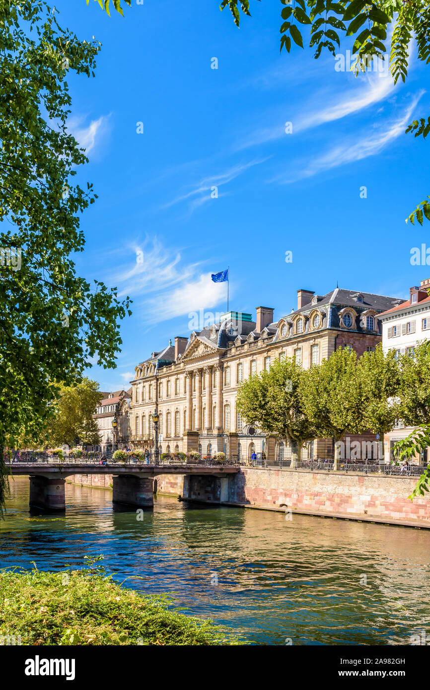 Façade du Palais des Rohan à Strasbourg, France, qui abrite le Musée Archéologique, le Musée des Arts Décoratifs et le Musée des beaux-arts. Banque D'Images