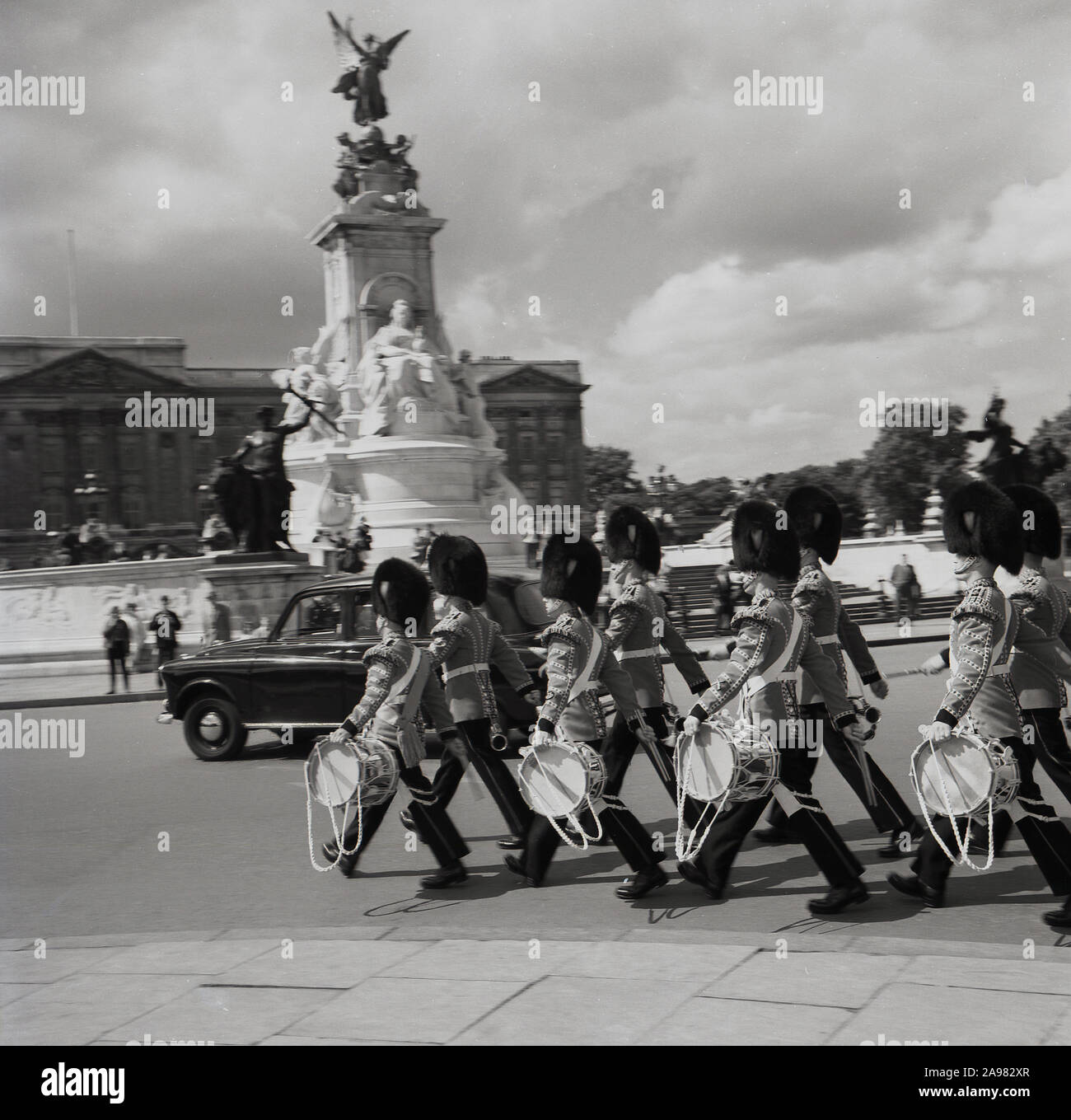 Années 1950, historiques, Queen's Life Guards marchant passé le Palais de Buckingham, Londres, Angleterre, Royaume-Uni. Banque D'Images