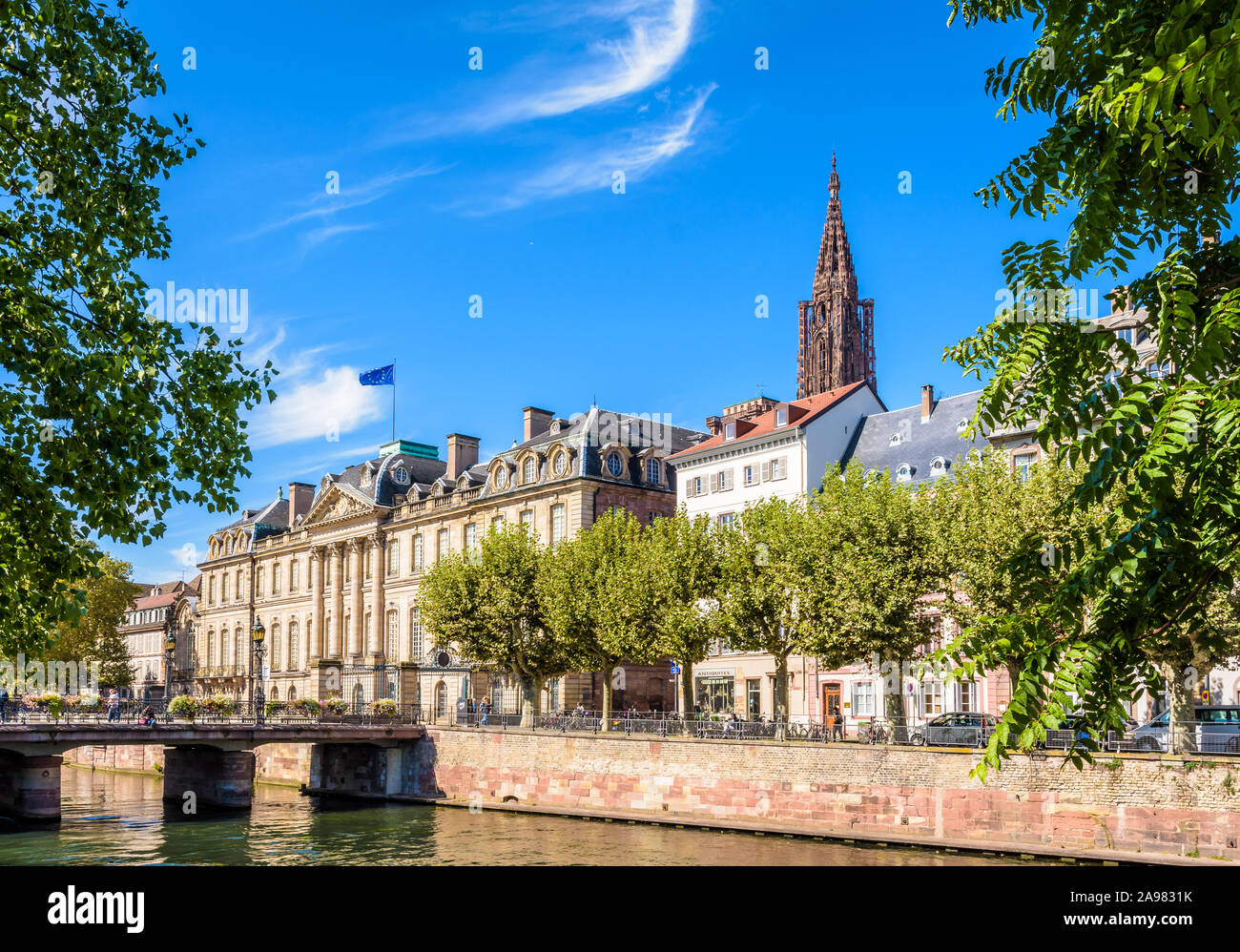 Façade du Palais des Rohan à Strasbourg, France, et clocher de la cathédrale Notre-Dame dépassant les bâtiments du quartier historique. Banque D'Images