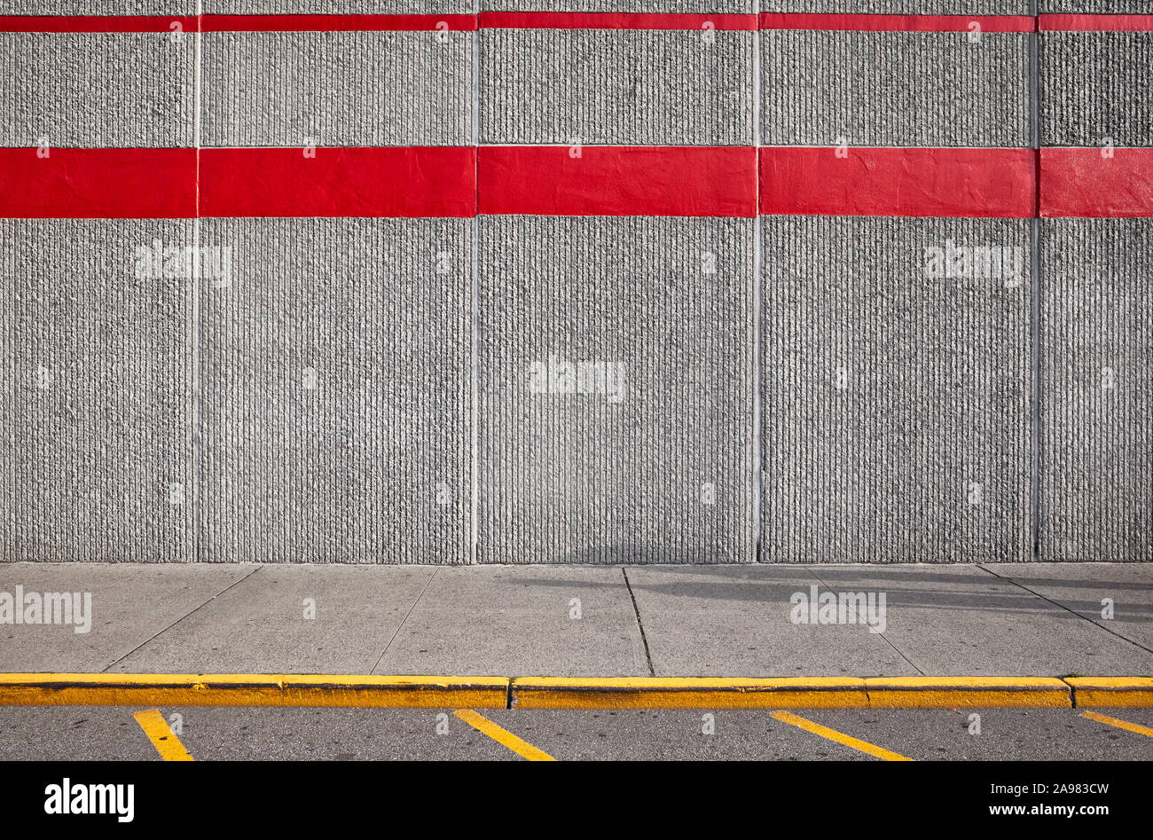 Trottoir avec mur de béton, l'arrière-plan urbain. Banque D'Images