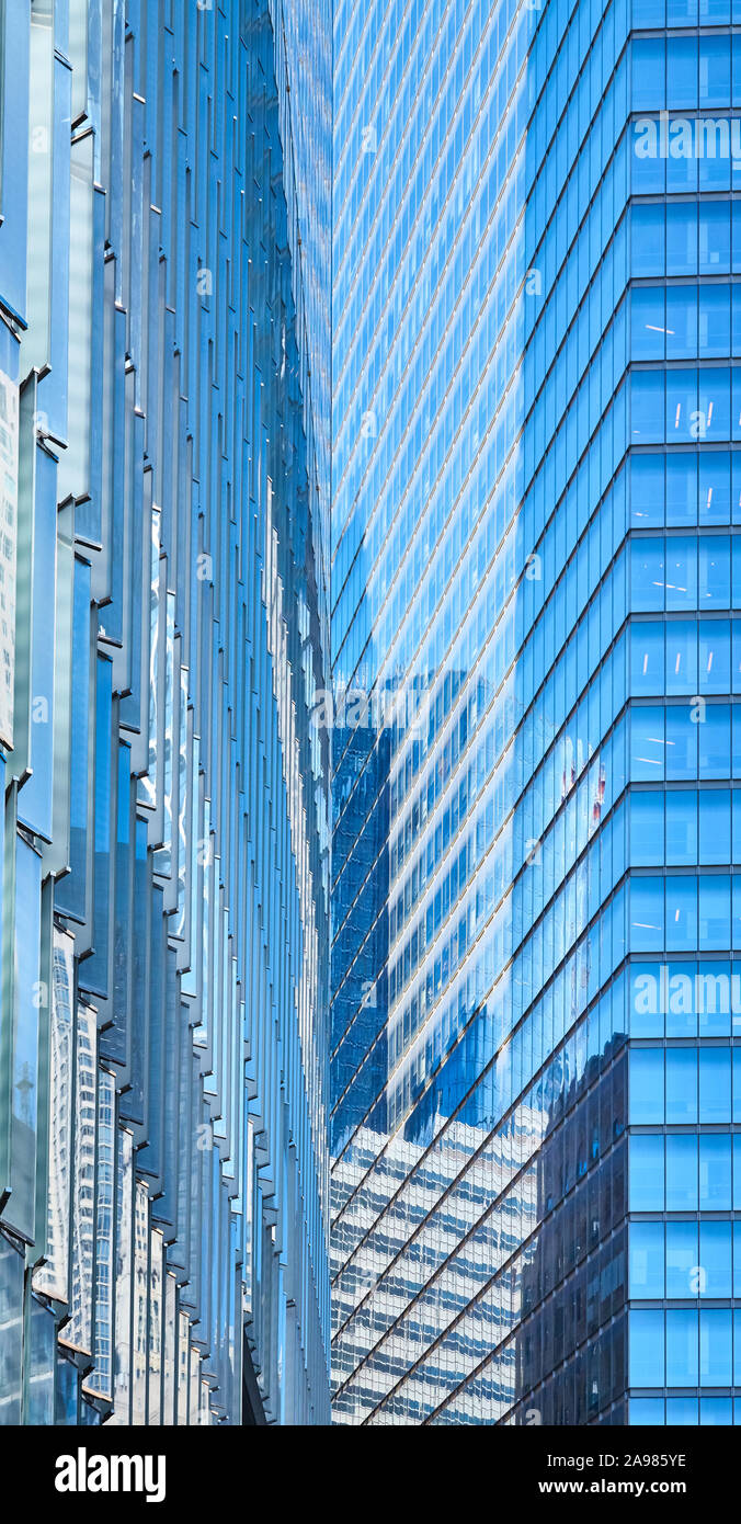 Les bâtiments modernes reflètent dans les façades en verre, résumé fond architectural. Banque D'Images