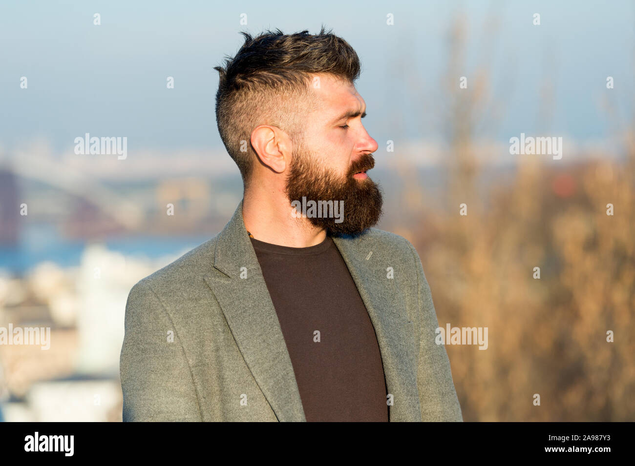 Convaincu personne. Hipster brutale. Hipster de race blanche avec barbe  épaisse chevelure. Homme barbu dans un style branché. Look de bûcheron  hipster moderne. Barbier ou coiffeur. Salon de coiffure Photo Stock -