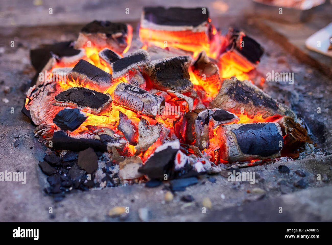 La combustion du charbon. Close up of red hot coals brillait dans la cuisinière. Banque D'Images