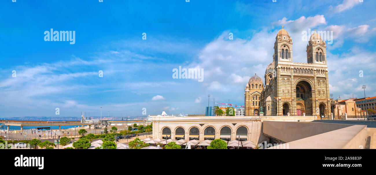 Paysage panoramique avec vue sur parc et cathédrale de la Major à Marseille. France Banque D'Images