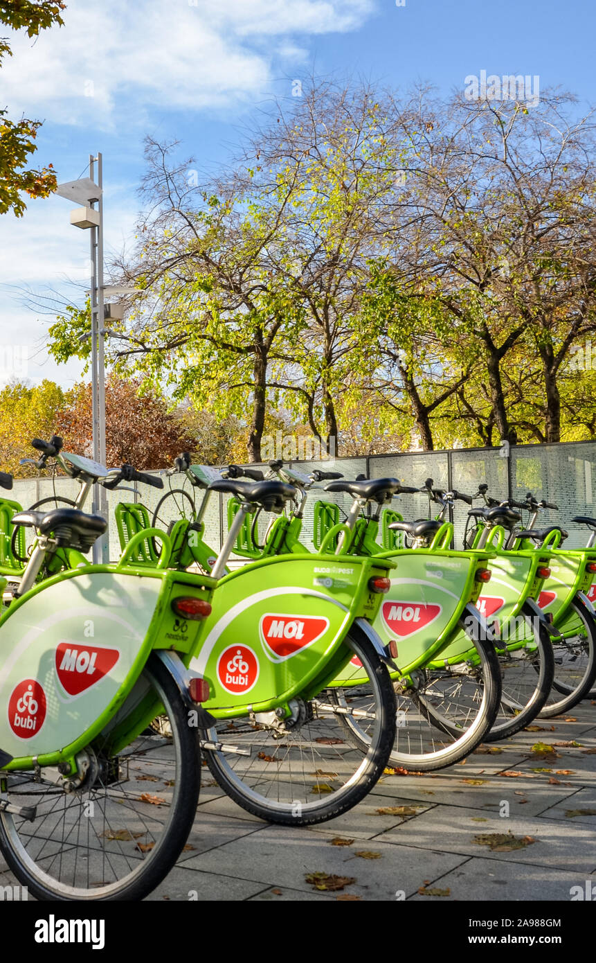 Paris, France - Nov 6, 2019 : les espaces verts location de vélos dans le centre de la ville hongroise. De vélo-partage. Moyen de transport écologique. Mesurer dans les villes contre la pollution de l'air. Location. Banque D'Images