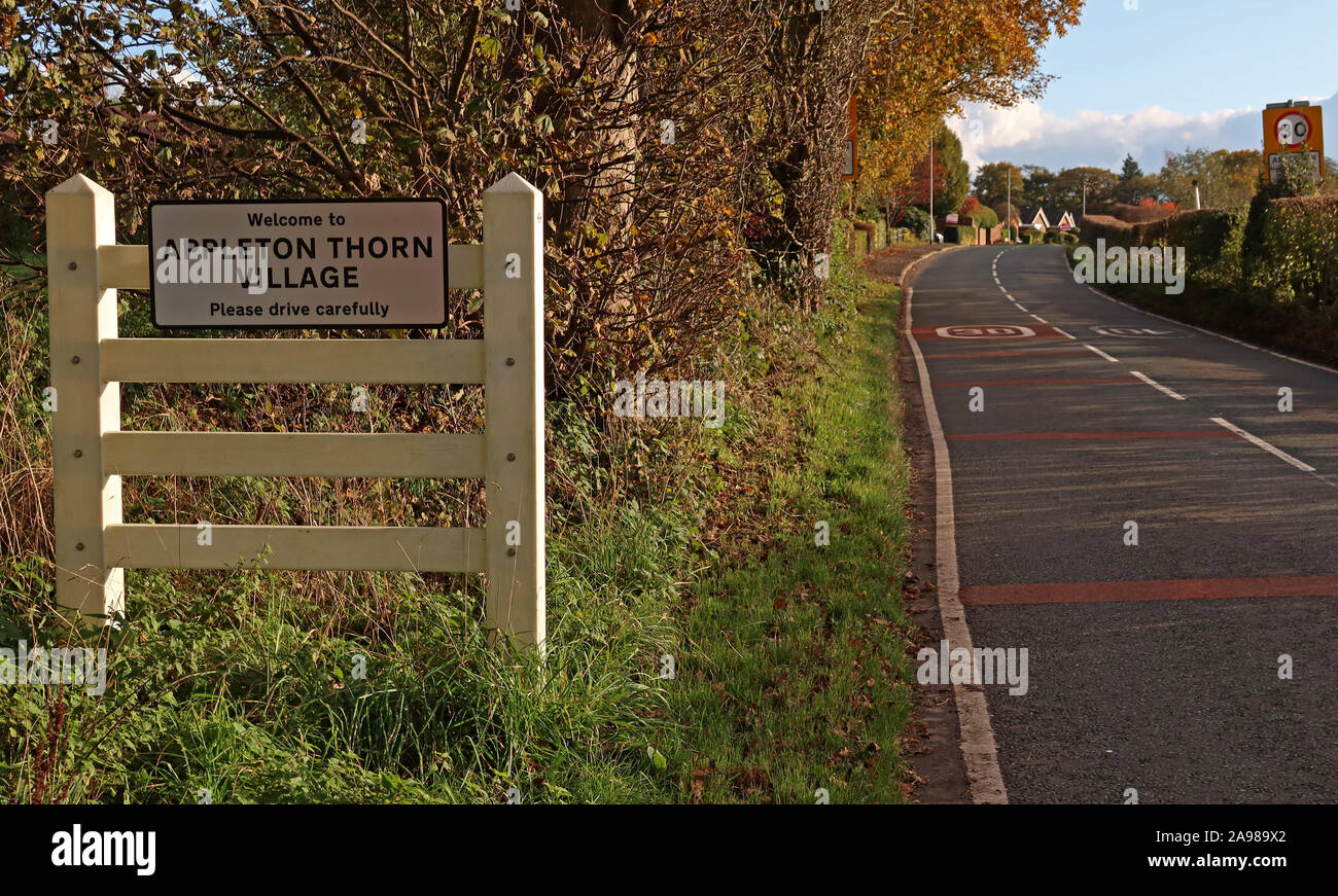 Appleton Thorn Village Sign, Grappenhall Lane / Lumb Brook Rd, South Warrington, Cheshire, Angleterre, Royaume-Uni WA4 4QX Banque D'Images