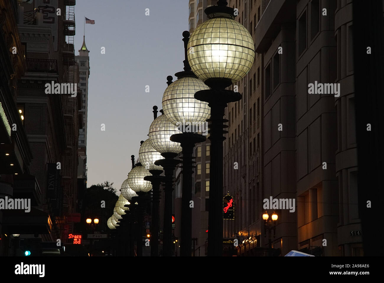 Lumières de rue le long de Powell Street à San Francisco s'allumer le trottoir Banque D'Images