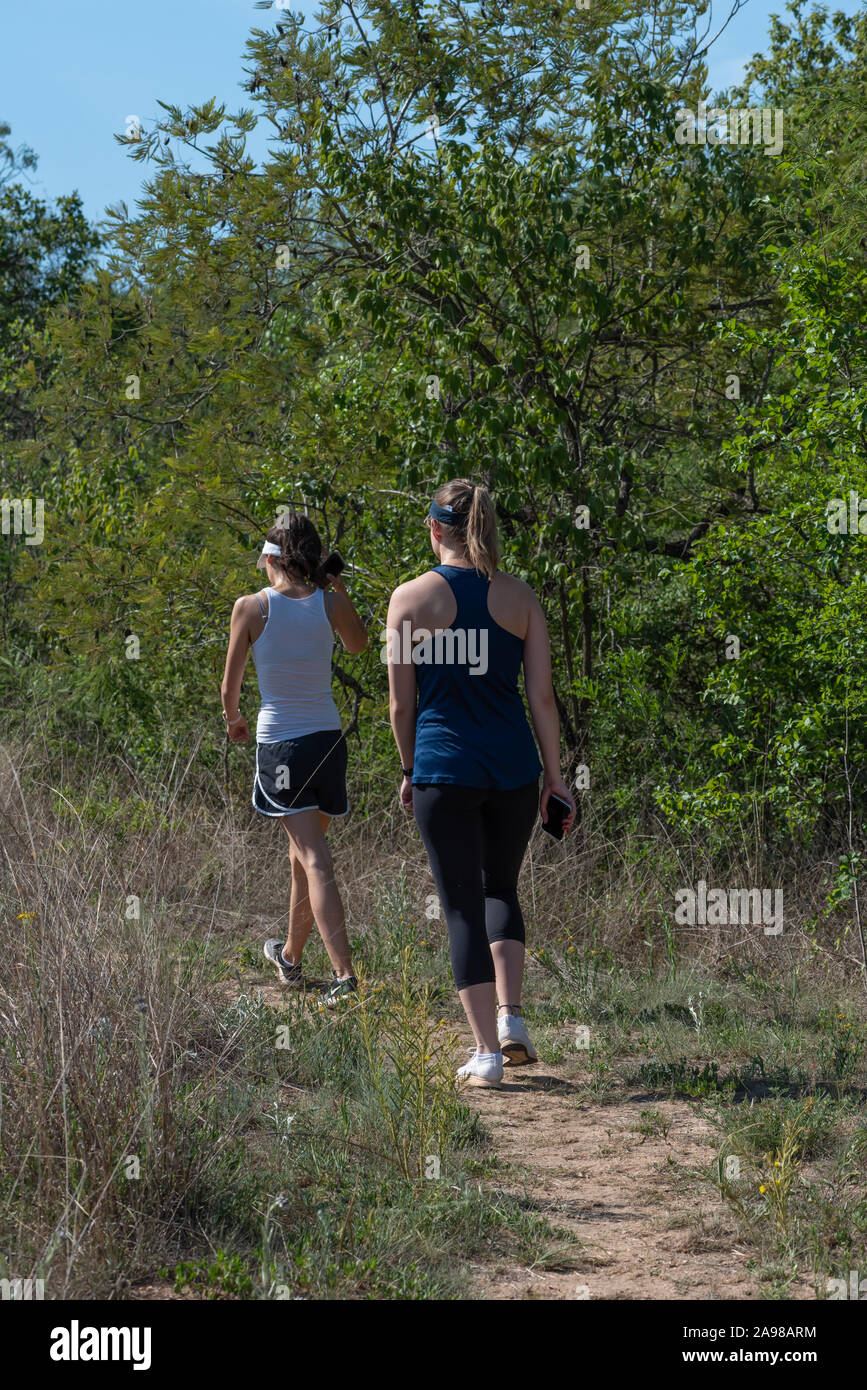 Deux jeunes femmes faire une promenade dans la nature Banque D'Images