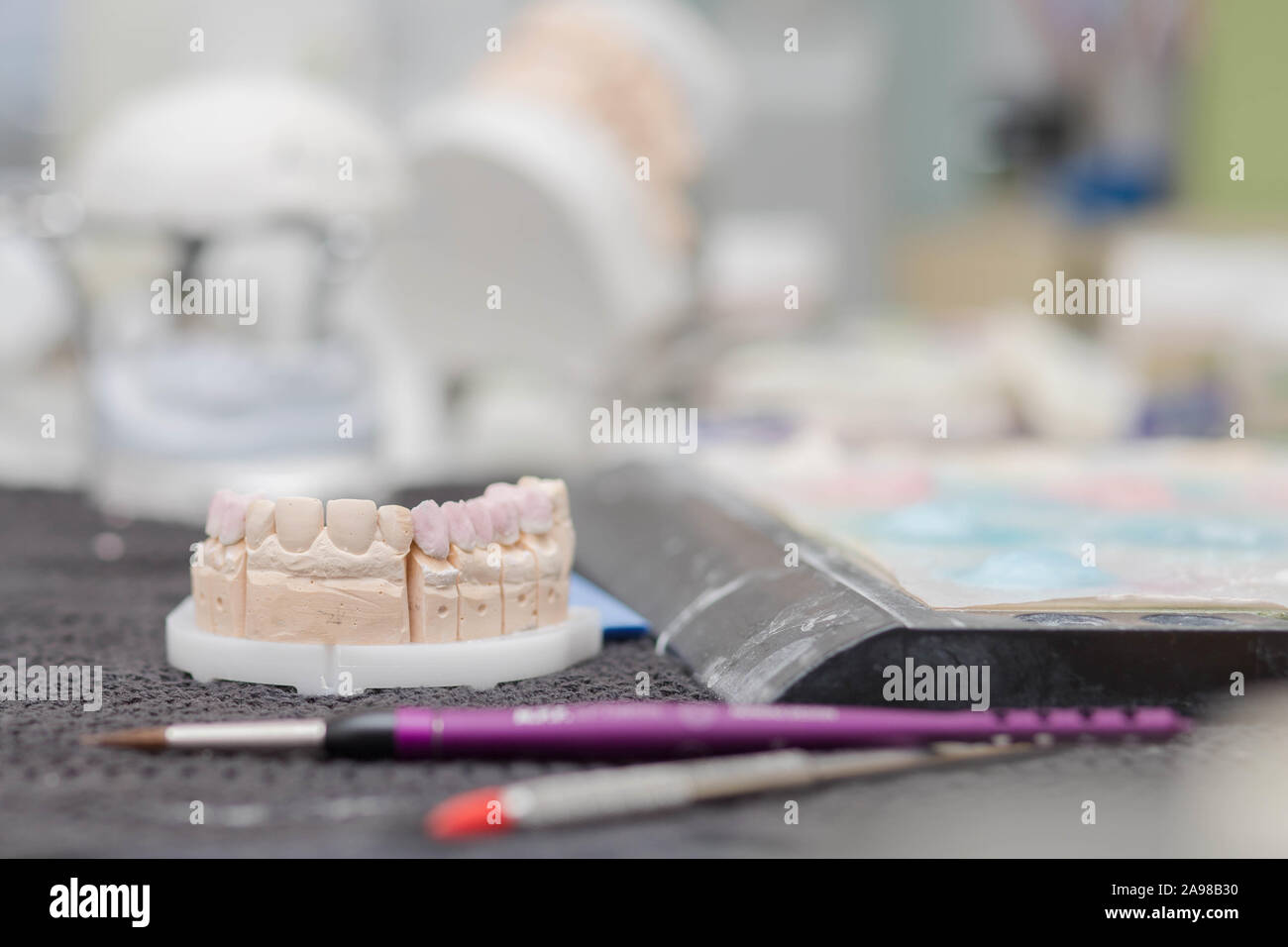 Pierre plâtre dentaire travail modèle de faire un pont et les couronnes en cours en laboratoire dentaire par le technicien dentaire Banque D'Images