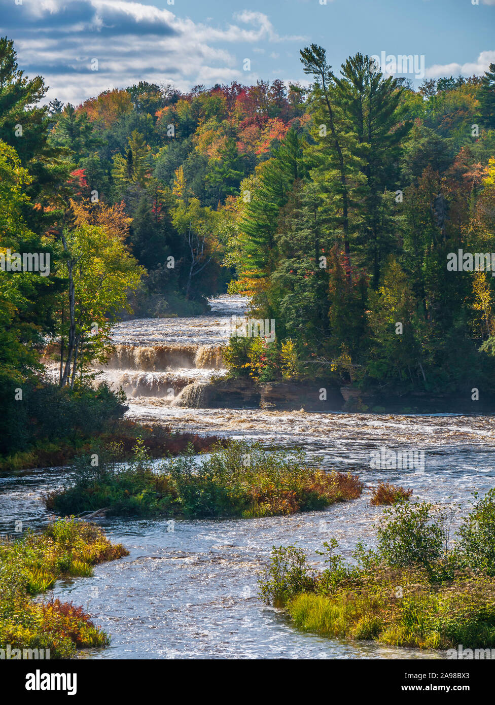 Lower Falls, Tahquamenon Falls State Park, à l'ouest de la péninsule, Paradis, au Michigan. Banque D'Images