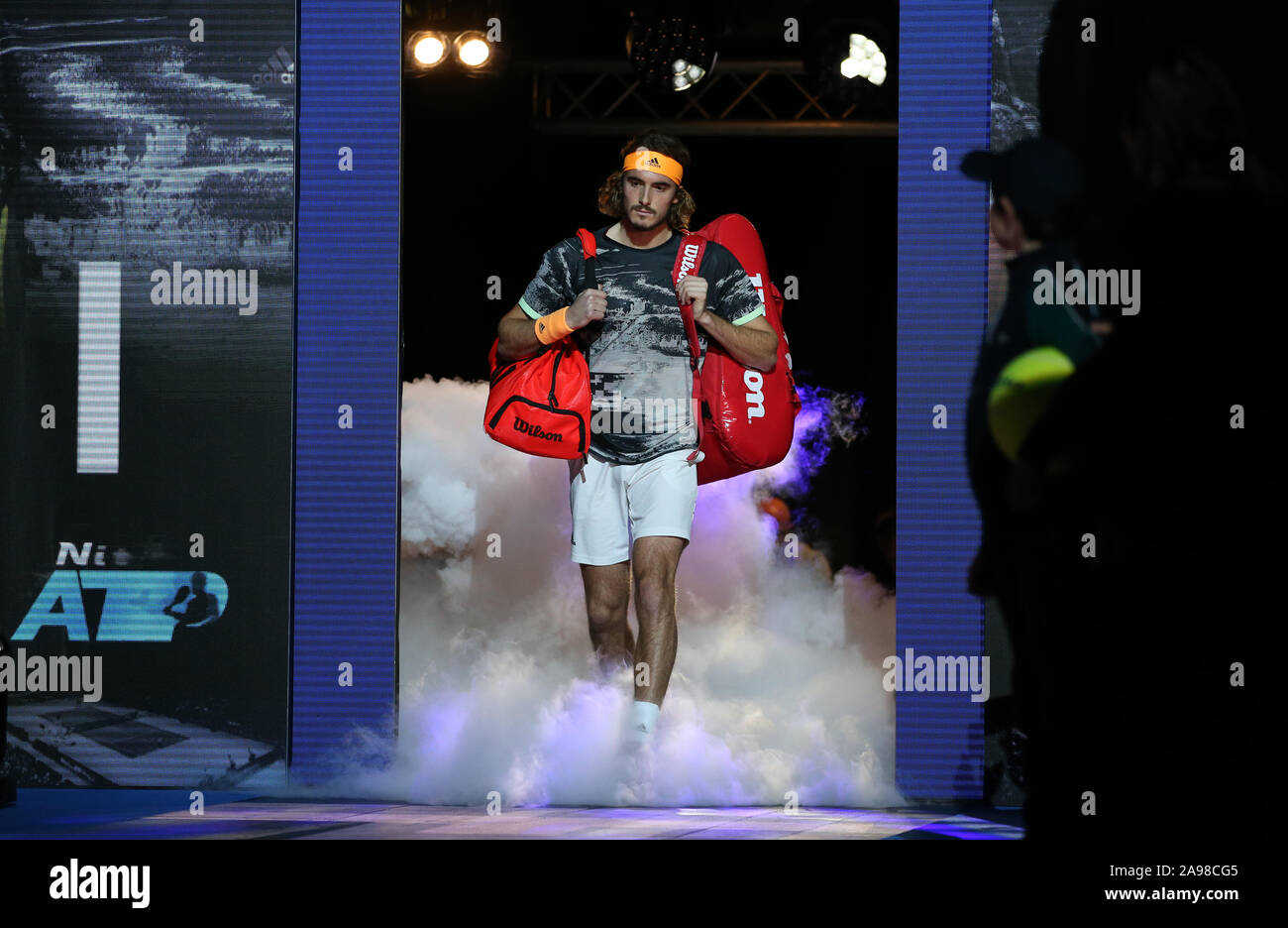 Stefanos Tsitsipas sort sur le quatrième jour de l'ATP Nitto finale au O2 Arena, Londres. Banque D'Images