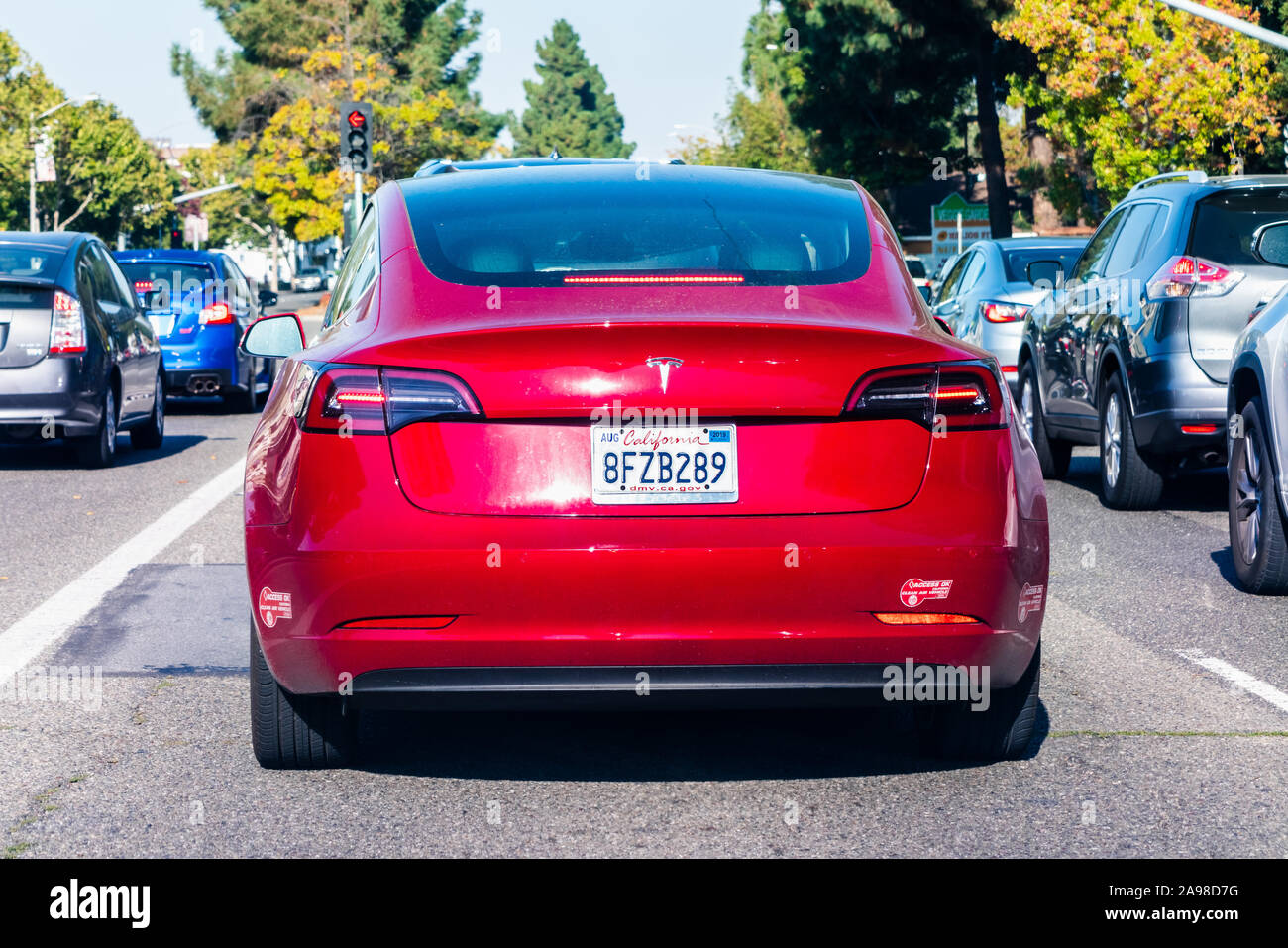 5 août 2019 sur la montagne / CA / USA - vue arrière du modèle 3 Tesla rouge roulant sur une rue dans la Silicon Valley Banque D'Images