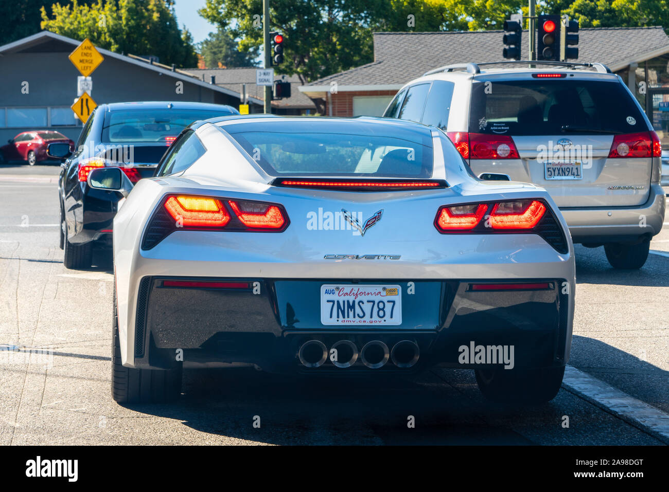 Oct 21, 2019 sur la montagne / CA / USA - vue arrière de la Chevrolet Corvette est arrêté à un feu de circulation dans la région de la baie de San Francisco Banque D'Images