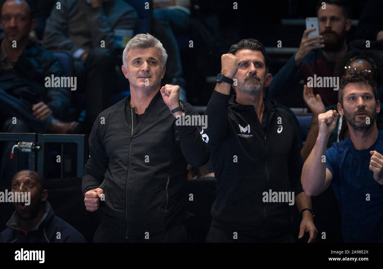 Londres, Royaume-Uni. 13 Nov, 2019. Apostolos Tsitsipas (père de Stefanos) & Patrick Mouratoglou (entraîneur de Stefanos TSITSIPAS célébrer Pendant Jour 4 de la finale de l'ATP Nitto 2019 Tennis Londres à l'O2, Londres, Angleterre le 13 novembre 2019. Photo par Andy Rowland. Credit : premier Media Images/Alamy Live News Banque D'Images