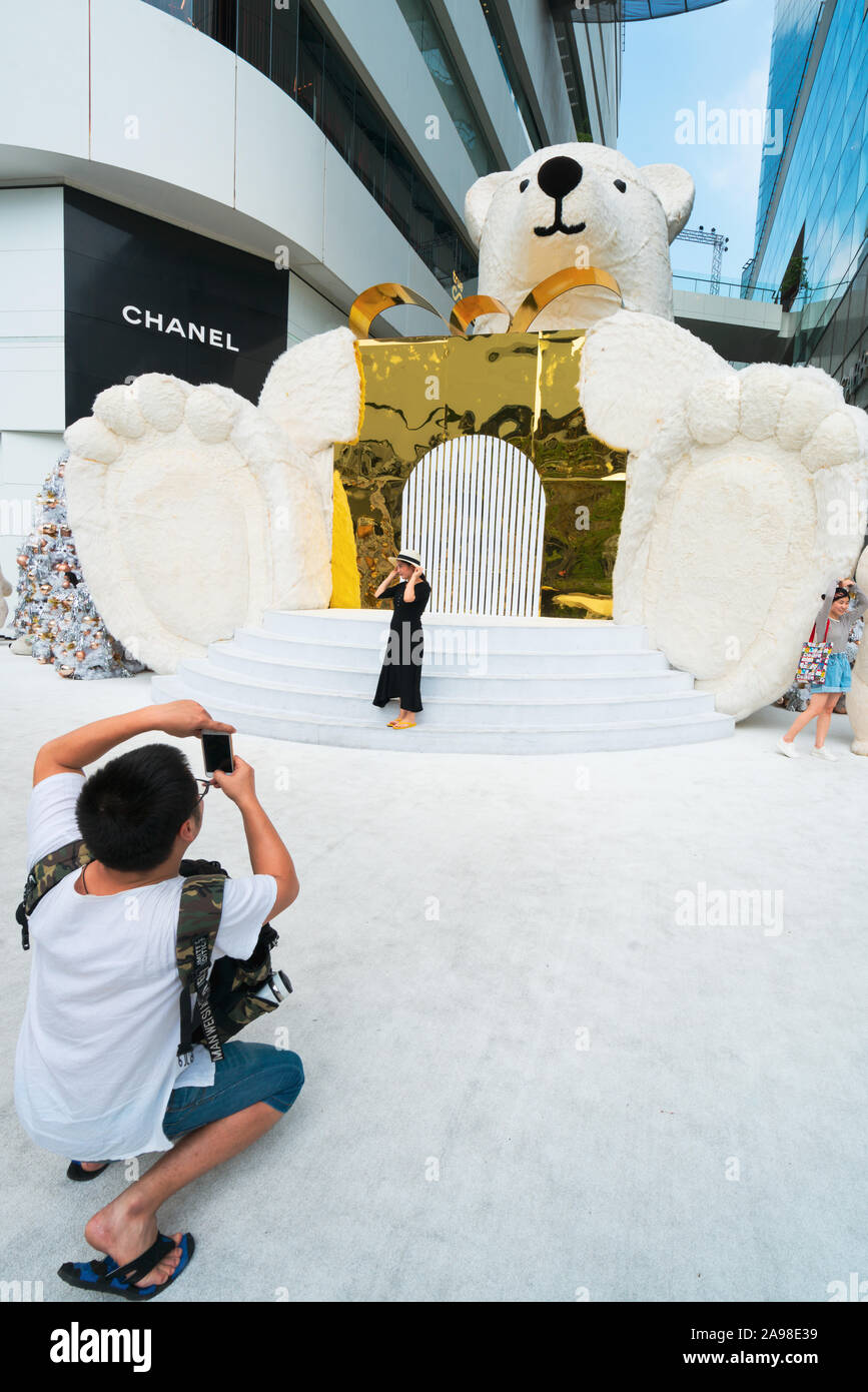 Bangkok, Thaïlande - 11 décembre 2017 : les personnes appréciant les décorations de Noël et l'ours géant à l'entrée de l'Emporium x Le EmQuartie Banque D'Images