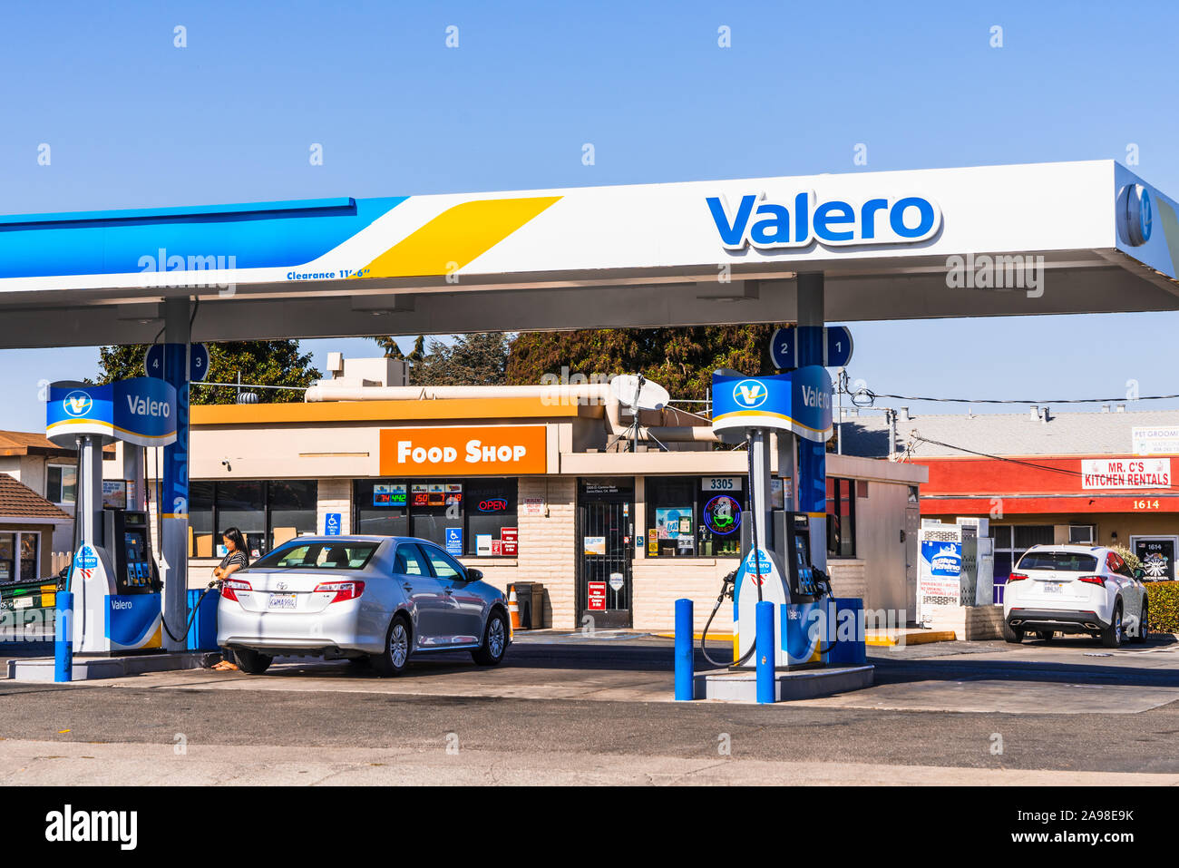 Oct 31, 2019 Santa Clara / CA / USA - Valero gas station située dans la baie de San Francisco Banque D'Images