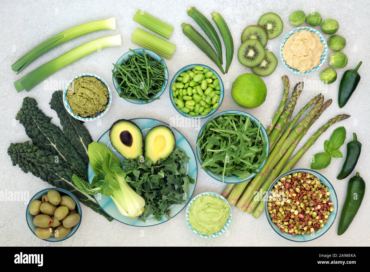 Super aliment vert collection avec fruits, légumes et trempettes, riche en protéines, vitamines, minéraux, antioxydants et acides gras oméga 3. Mise à plat. Banque D'Images