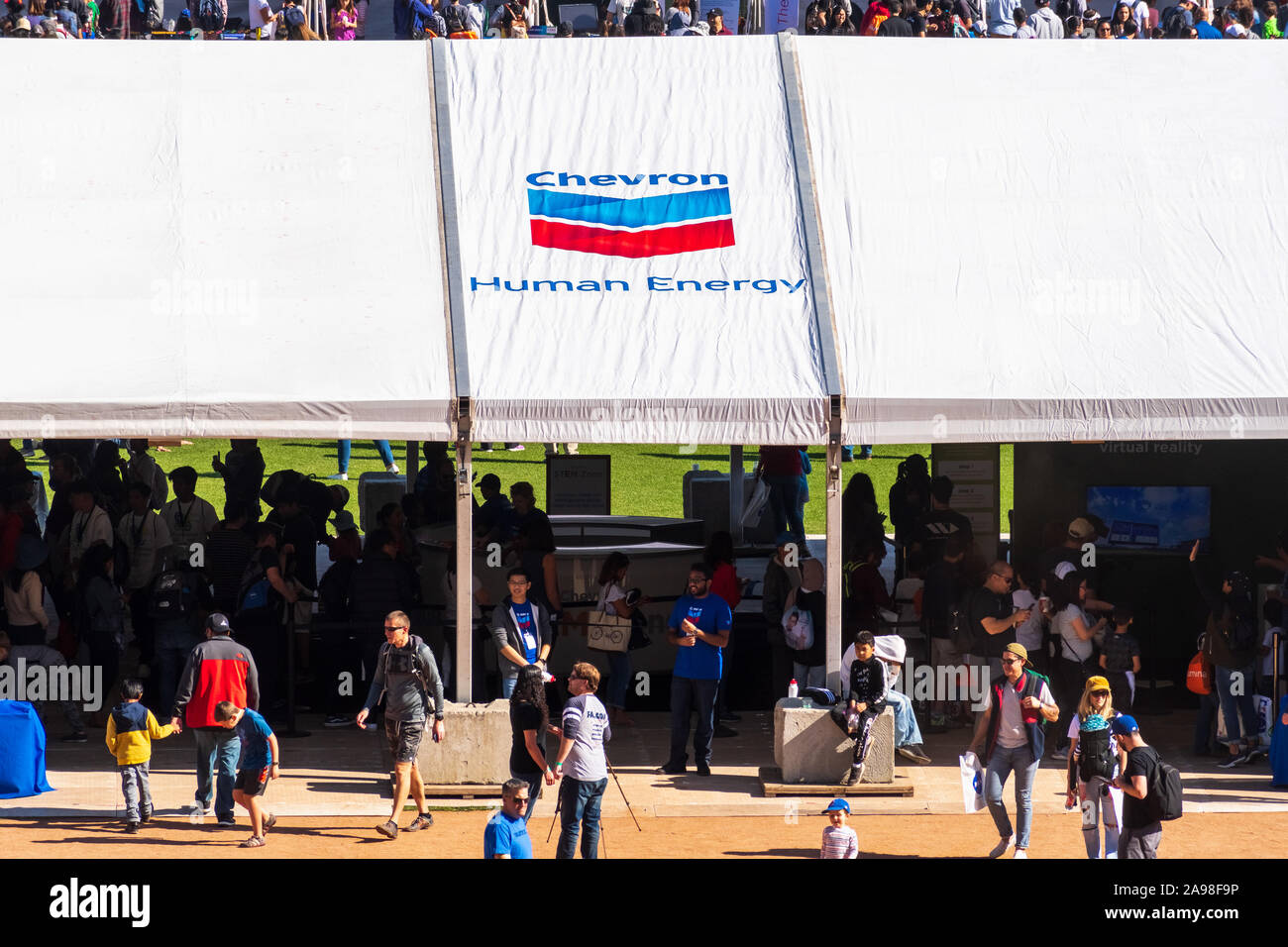 Nov 2, 2019 San Francisco / CA / USA - personnes visitant le Chevron Corporation exposition à la Bay Area Science festival Banque D'Images