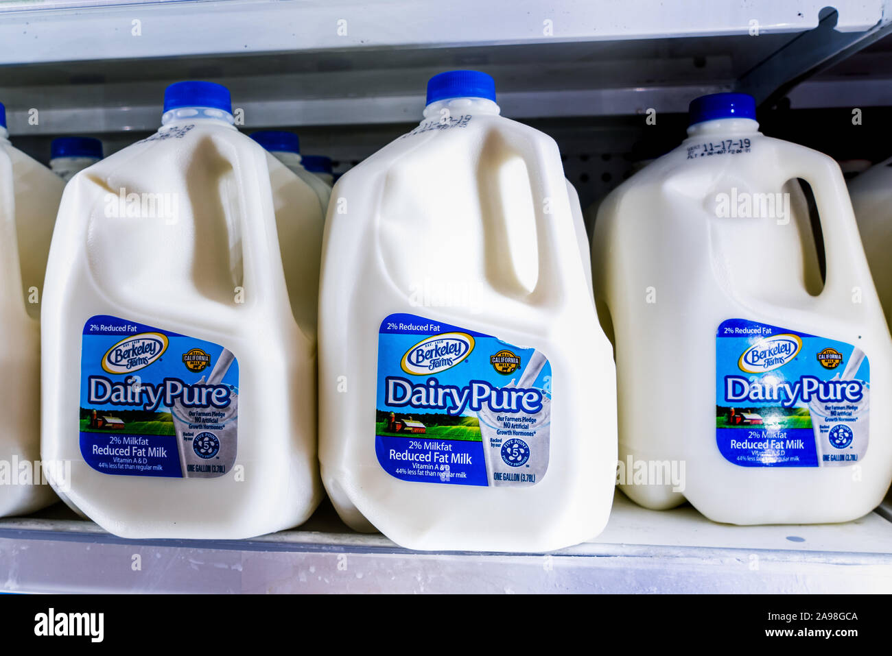 https://c8.alamy.com/compfr/2a98gca/nov-12-2019-sunnyvale-ca-usa-dairypure-lait-sur-des-etageres-dans-un-supermarche-le-dairypure-marque-est-administre-par-la-plus-grande-entreprise-laitiere-dans-l-unite-2a98gca.jpg