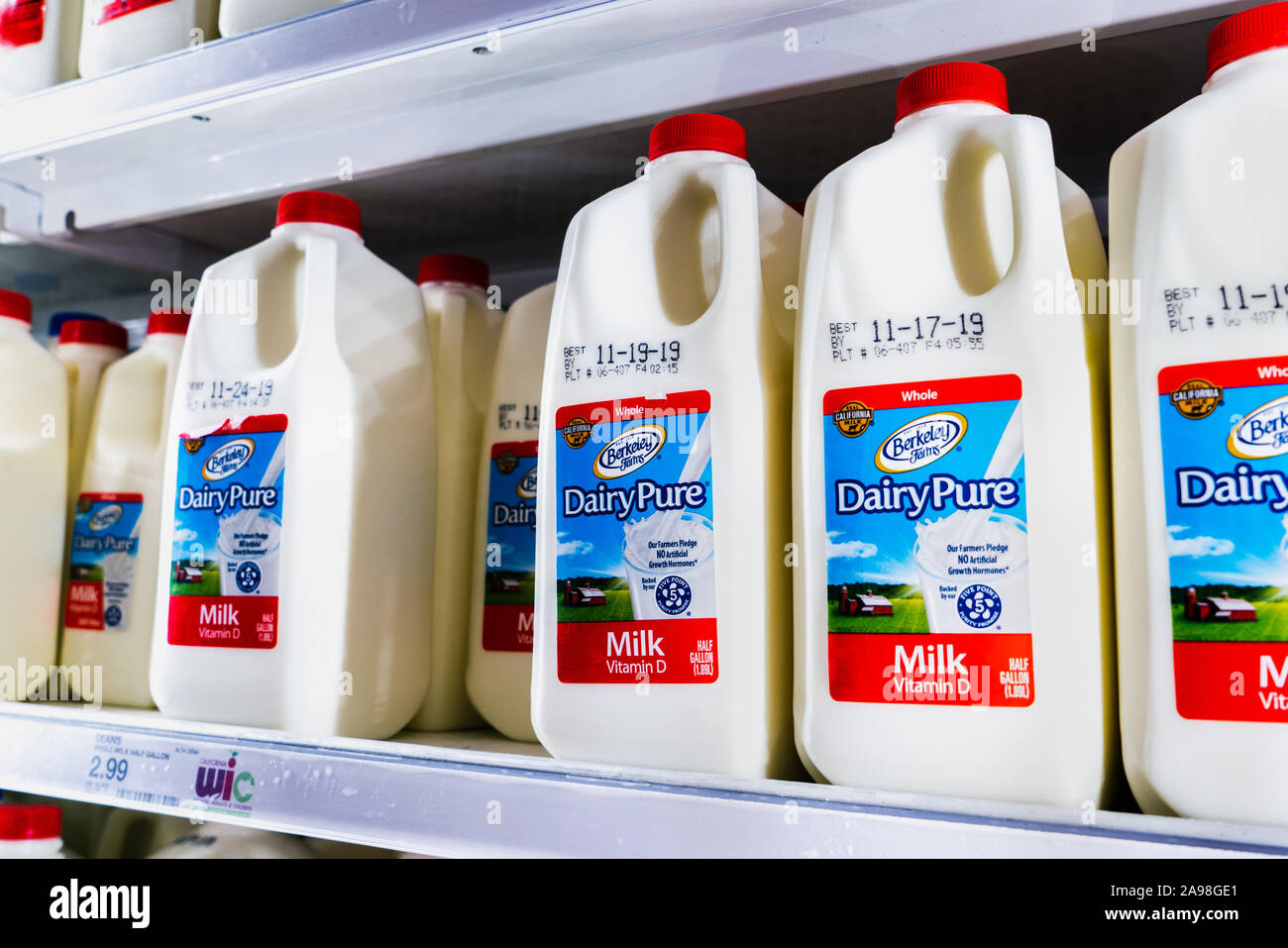 Nov 12, 2019 Sunnyvale / CA / USA - DairyPure lait sur des étagères dans un supermarché ; le DairyPure marque est administré par la plus grande entreprise laitière dans l'Unite Banque D'Images