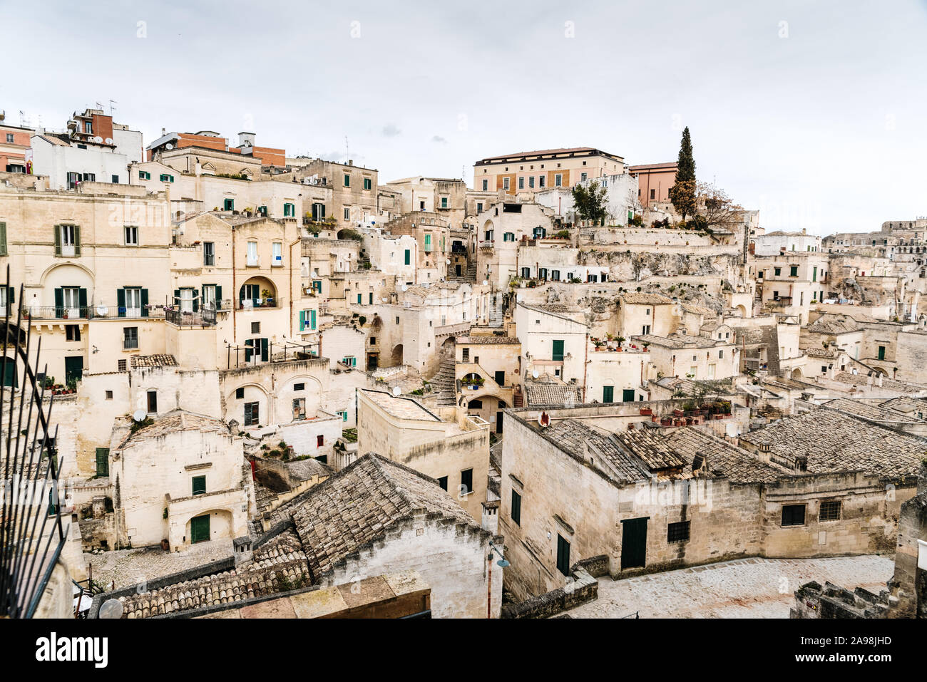 Longue Vue panoramique de la vieille ville de Matera rocheux avec ses toits en pierre. Banque D'Images