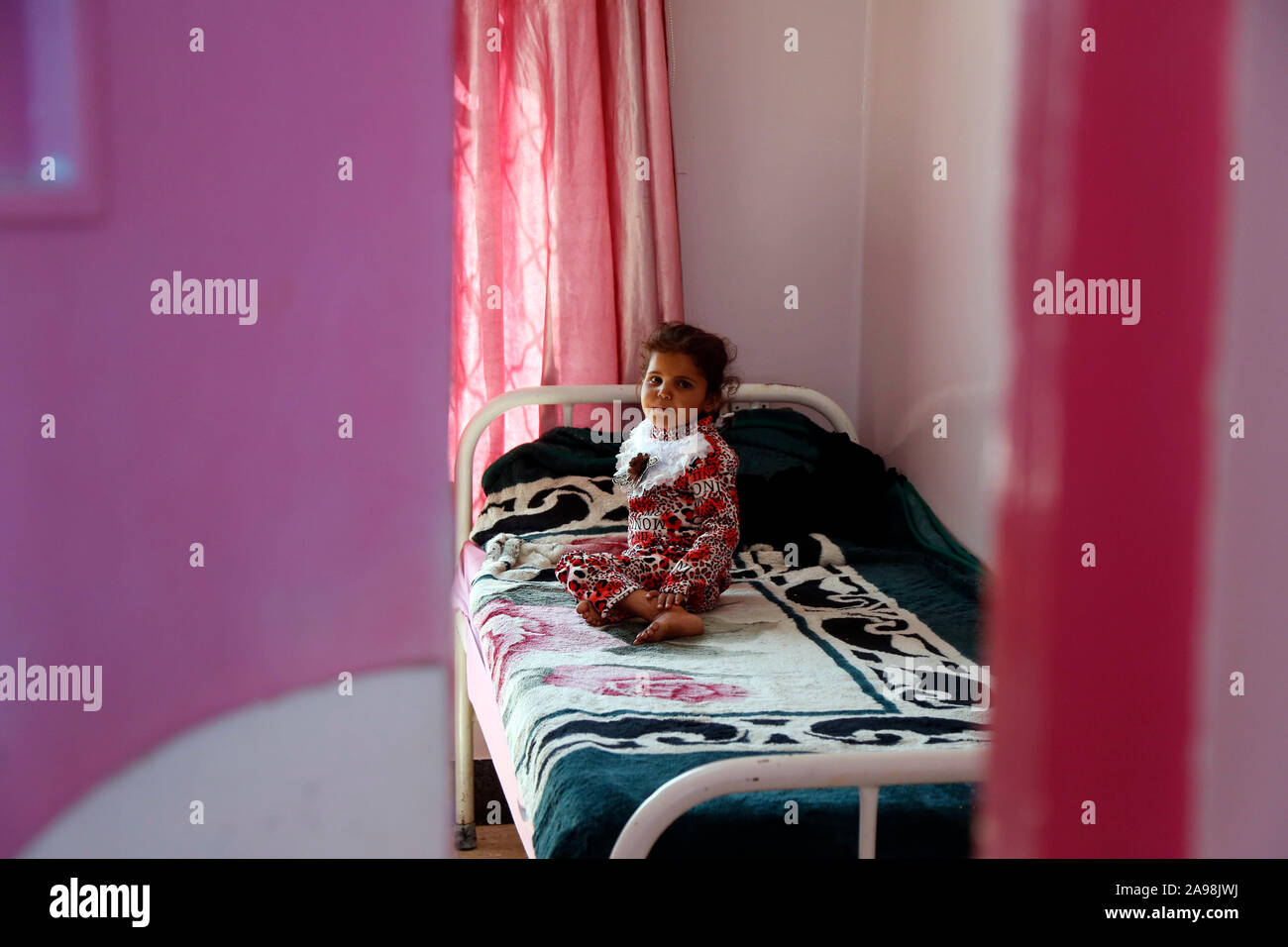 Sanaa, Yémen. 13 Nov, 2019. Un enfant infecté par le paludisme yéménite est vu dans un hôpital à Sanaa, Yémen, le 13 novembre, 2019. Les autorités de la santé du Yémen a déclaré une urgence santé mardi, citant qu'ils luttaient contre le paludisme et la dengue. Les épidémies répartis sur les provinces du nord du Yémen, y compris de Hodeidah, Hajjah, Raymah, Mahweet, Taiz, Ibb et Saada. Credit : Mohammed Mohammed/Xinhua/Alamy Live News Banque D'Images