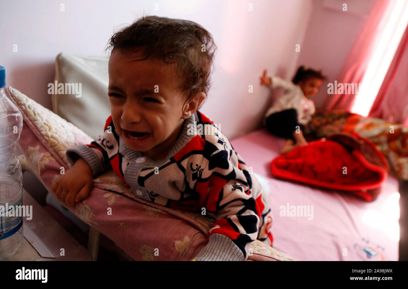 Sanaa, Yémen. 13 Nov, 2019. Les enfants yéménites infecté par le paludisme sont vus à l'hôpital de Sanaa, Yémen, le 13 novembre, 2019. Les autorités de la santé du Yémen a déclaré une urgence santé mardi, citant qu'ils luttaient contre le paludisme et la dengue. Les épidémies répartis sur les provinces du nord du Yémen, y compris de Hodeidah, Hajjah, Raymah, Mahweet, Taiz, Ibb et Saada. Credit : Mohammed Mohammed/Xinhua/Alamy Live News Banque D'Images