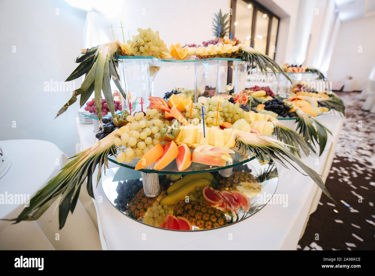Fruint différents sur la table in restaurant Banque D'Images
