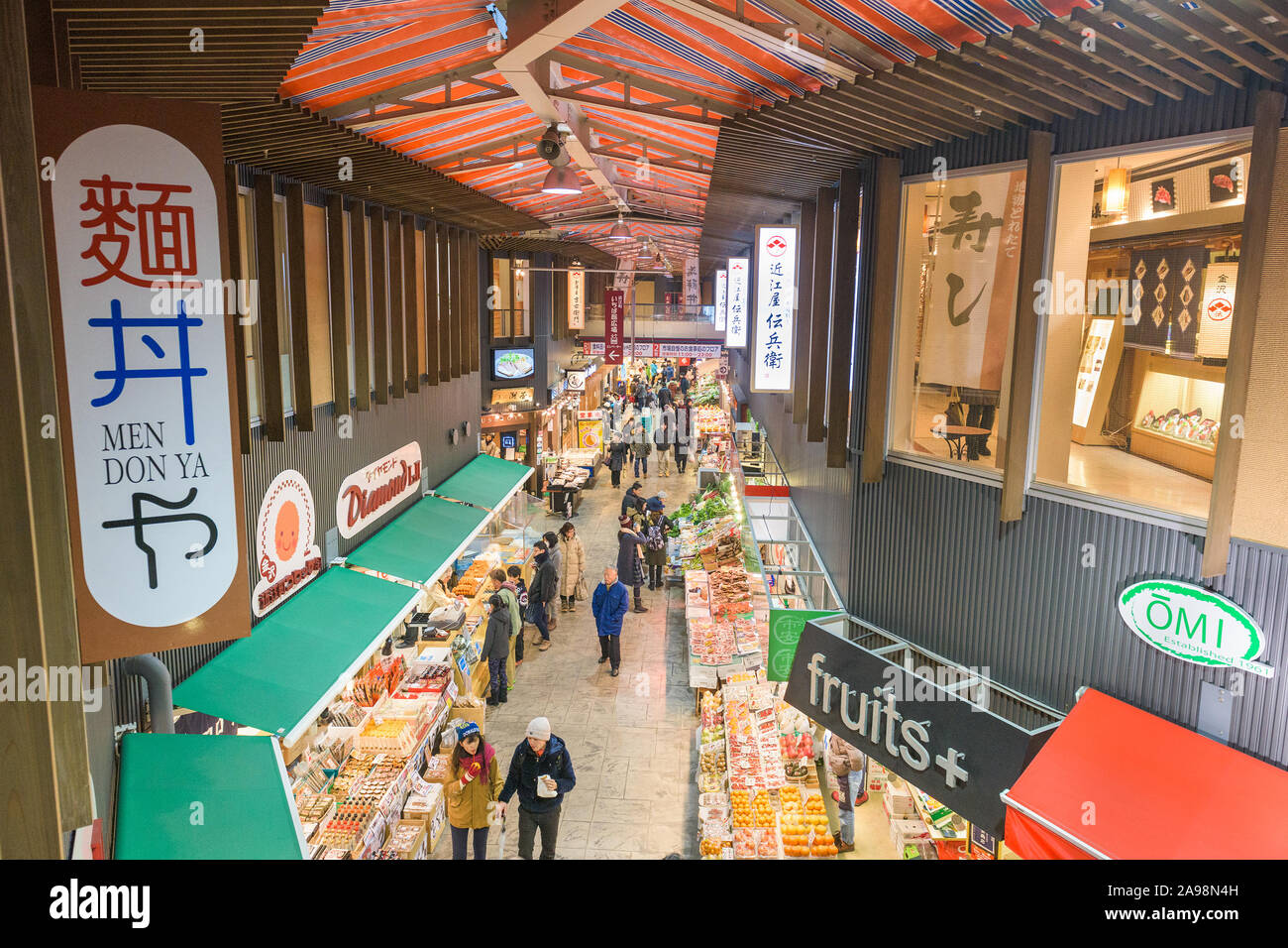 KANAZAWA, JAPON - 20 janvier 2017 : Tôt le matin shoppers parcourir des fruits de mer au marché Omicho le. Banque D'Images