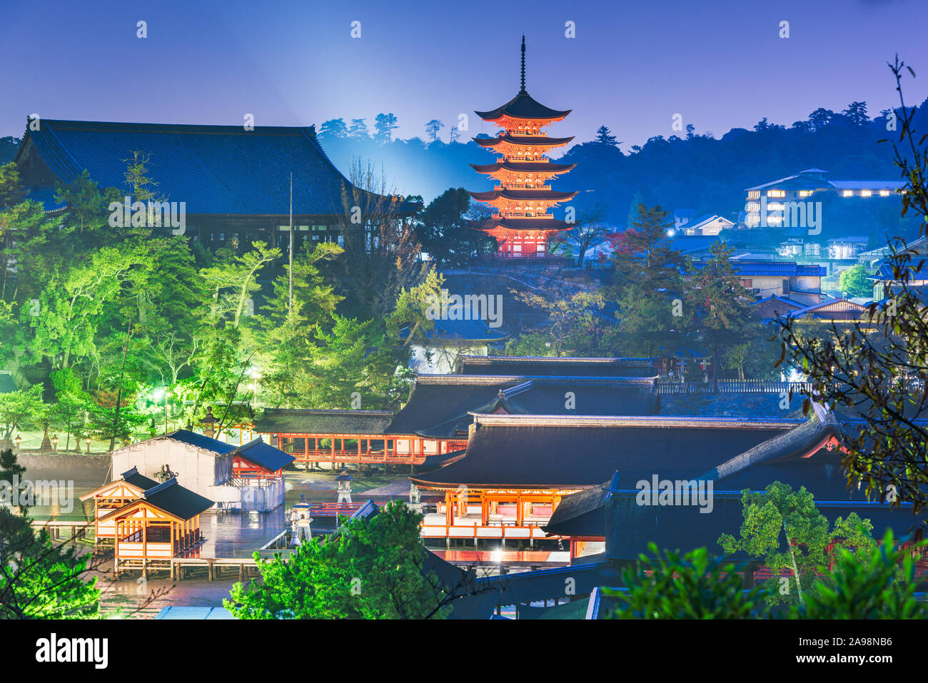 Miyajima, Hiroshima, Japon à Itsukushima la nuit. Banque D'Images