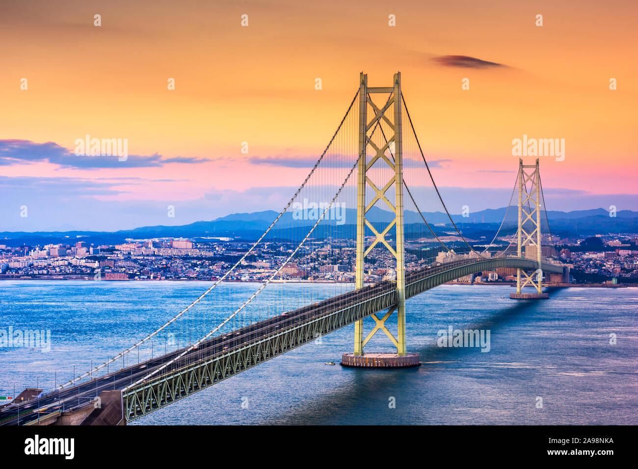 Kobe, Japon à Akashi Kaikyo Bridge au crépuscule sur la Mer Intérieure de Seto. Banque D'Images