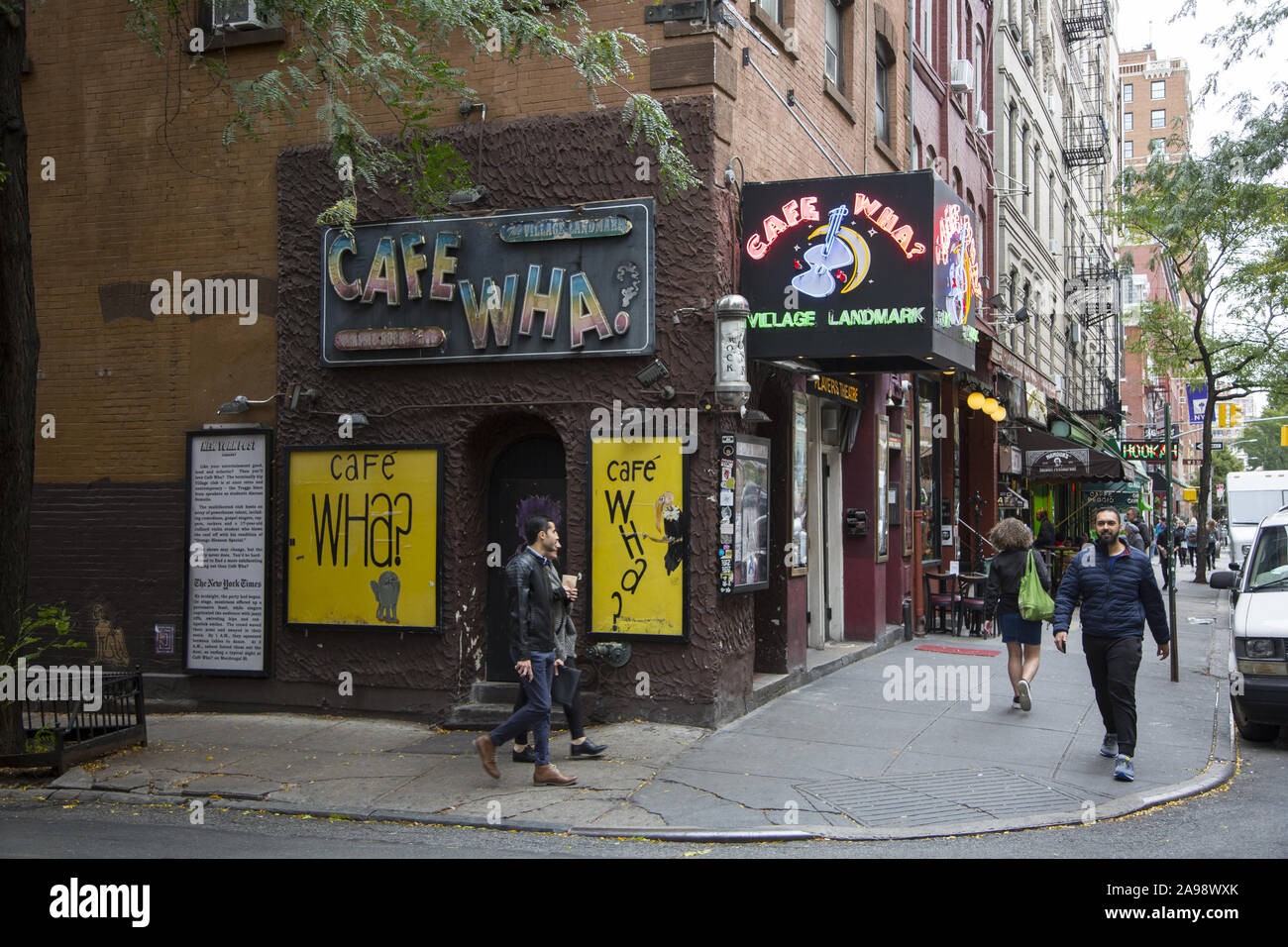 Le légendaire Cafe Wha ? Est à MacDougal Street et Minetta Lane à Greenwich Village, New York. Cafe Wha ? L'hôte du meilleur de la musique live à New York 7 nuits par semaine. De nombreuses légendes de la musique, tels que Bob Dylan, Jimi Hendrix, et Bruce Springsteen effectué il y en venant vers le haut. Banque D'Images