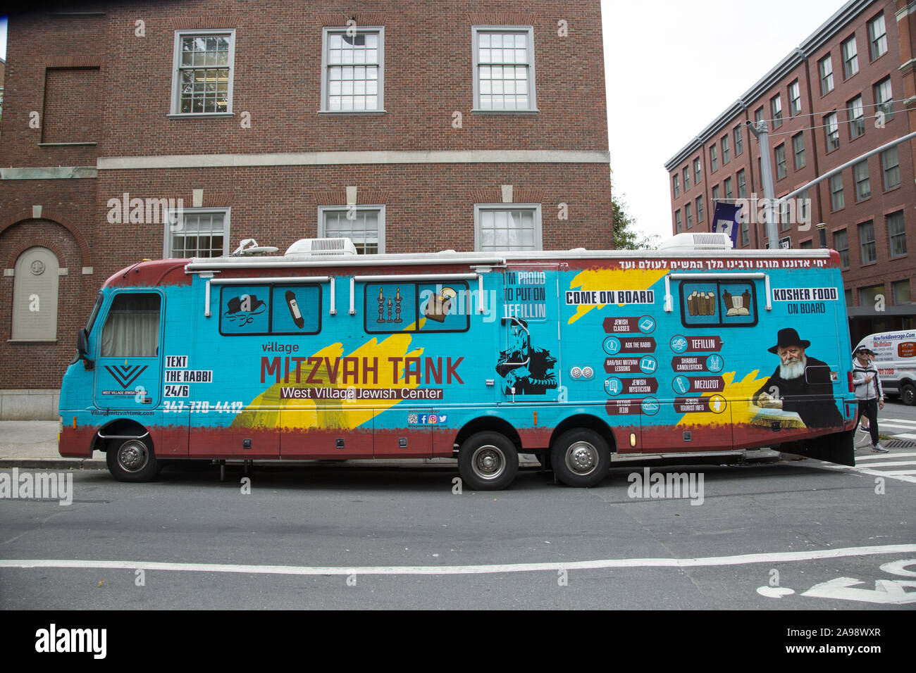 Une Mitzvah tank est un véhicule utilisé par les Juifs orthodoxes pratiquants de 'Habad-loubavitch du hassidisme comme un 'portable centre d'éducation et de sensibilisation à l' et 'mini-synagogue' (ou 'inagogue') à atteindre les non pratiquants et s'est aliéné les Juifs. Banque D'Images
