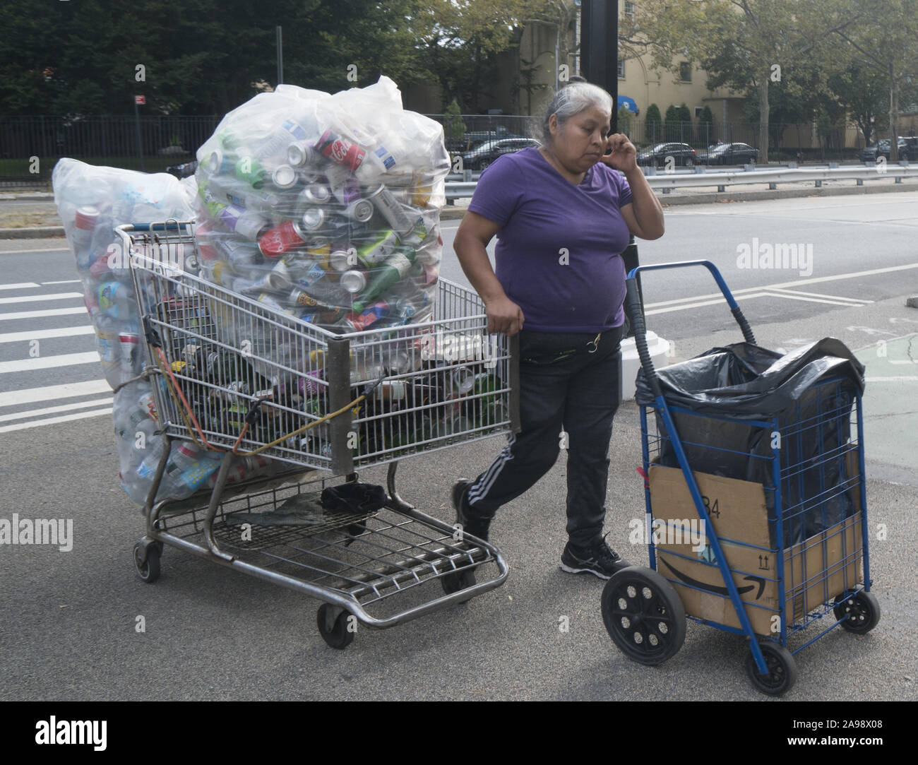 Les immigrants travaillent fort recueille des bouteilles et boîtes pour faire quelques dollars, sur la rue près de Prospect Park, Brooklyn, New York. Banque D'Images